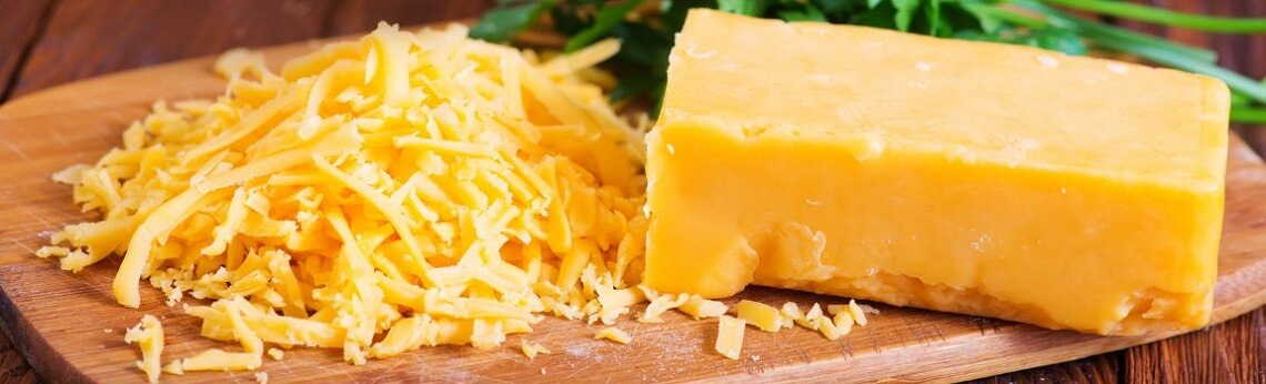 Konsystencja, zapach, wygląd i smak to jedne z oznak zepsutego sera cheddar