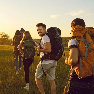 Przekąski na wycieczkę: Jak przygotować jedzenie na długie wyprawy?